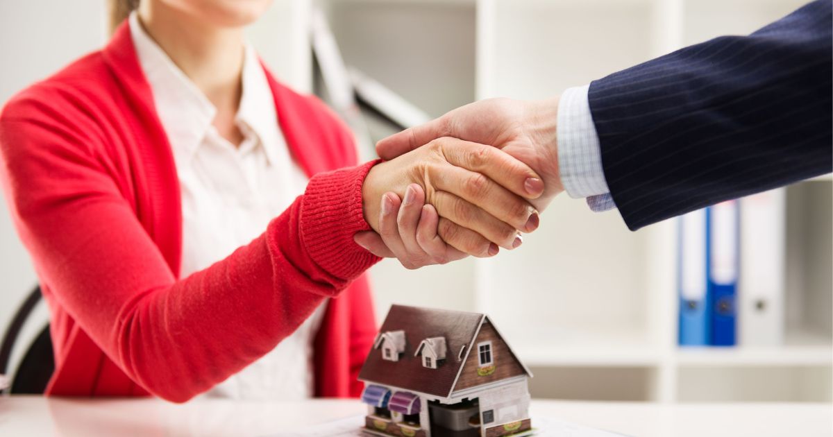 Property Plan, Best Real Estate in Lahore Pakistan: agent explaining property options to a first-time buyer.